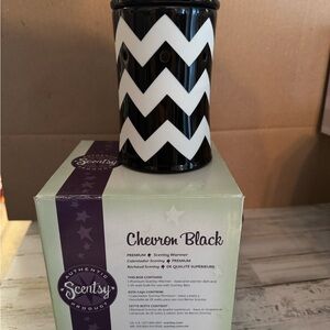 Scentsy Black and White Chevron Warmer